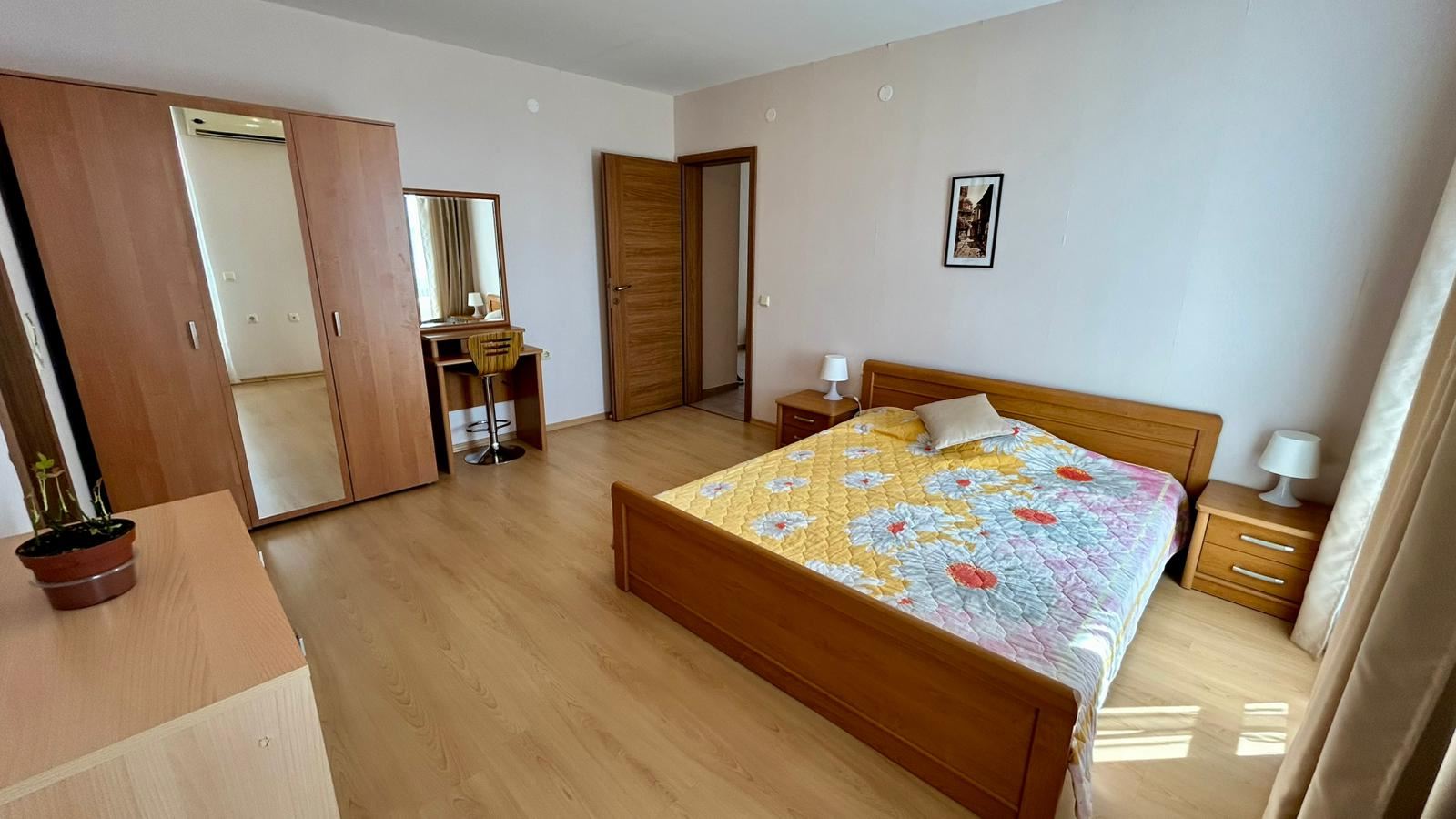 Sveti Vlas – apartmán se třemi ložnicemi s přímým panoramatickým výhledem na moře v komplexu na první linii