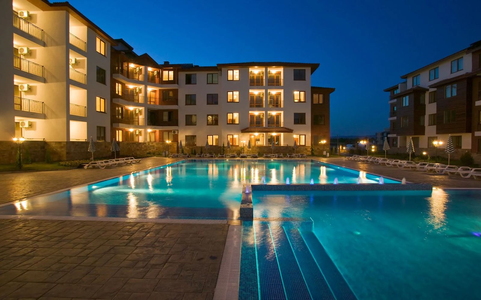 Apartmán se dvěma ložnicemi a výhledem na bazén v Nesebaru – prostor, komfort a výborná lokalita pouhých 300 metrů od moře