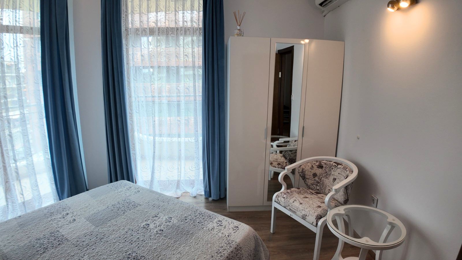 Stylový apartmán s jednou ložnicí v komplexu s bazény a vynikajícím vybavením