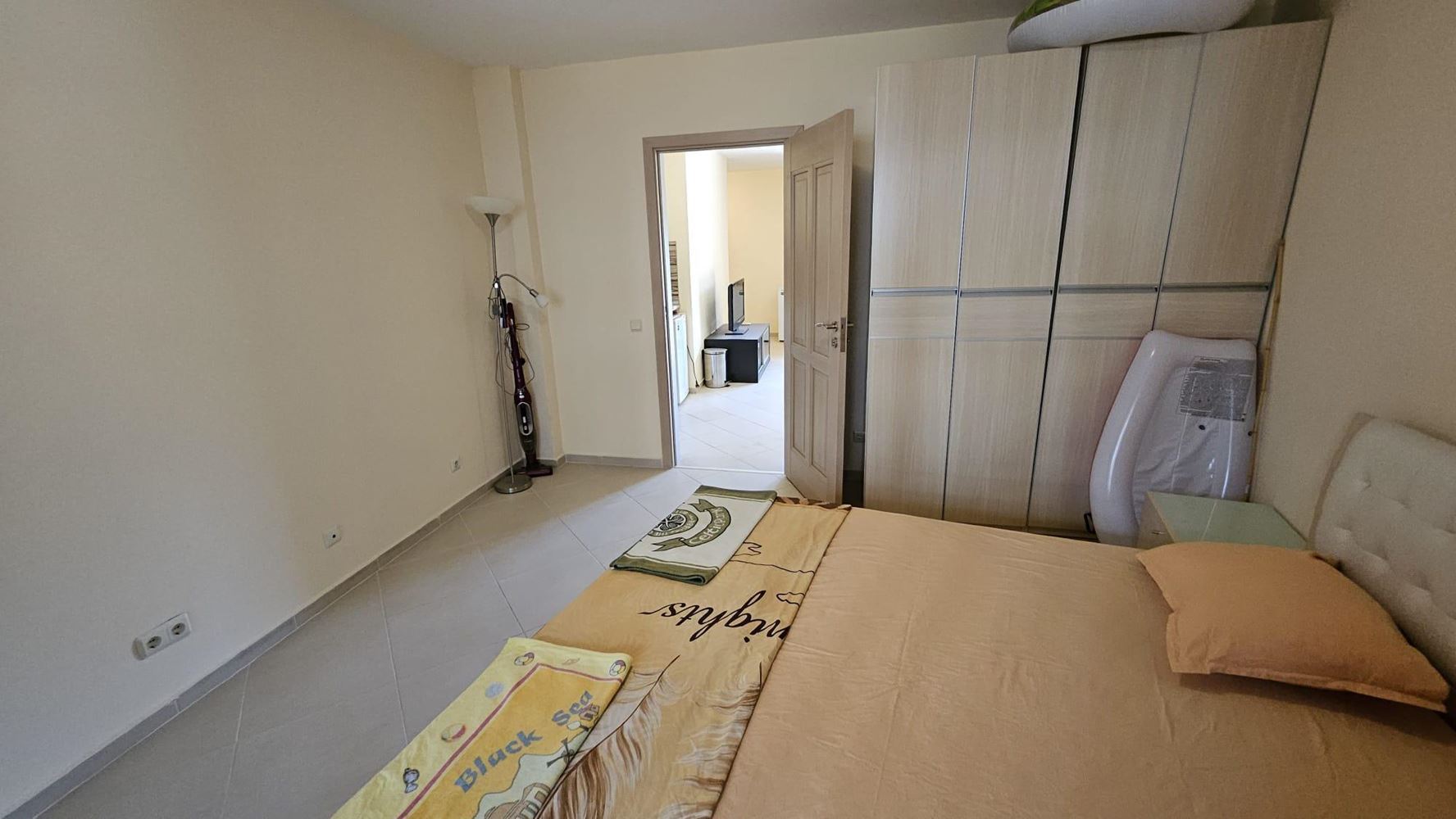 Prostorný apartmán s jednou ložnicí s výhledem na bazén v moderním komplexu na Slunečném pobřeží