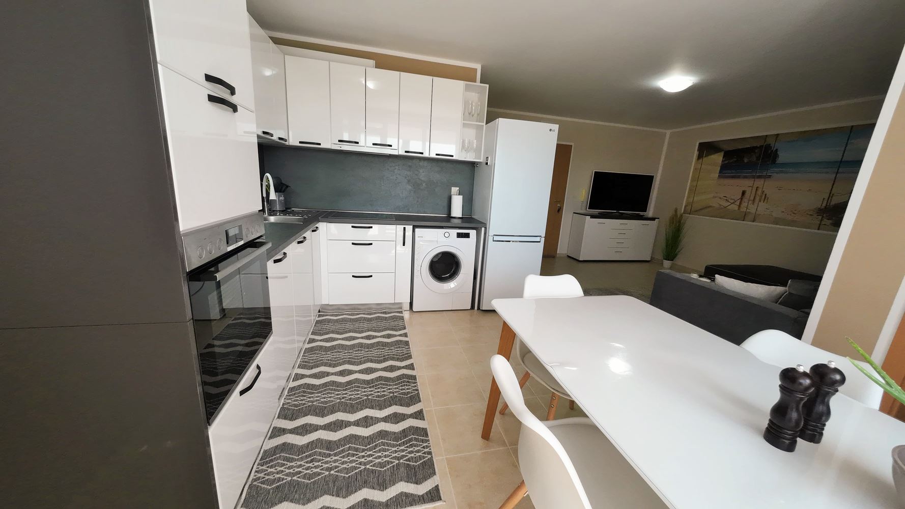 Útulný apartmán s jednou ložnicí na Slunečném pobřeží – komfort, prostornost a výborná poloha u moře