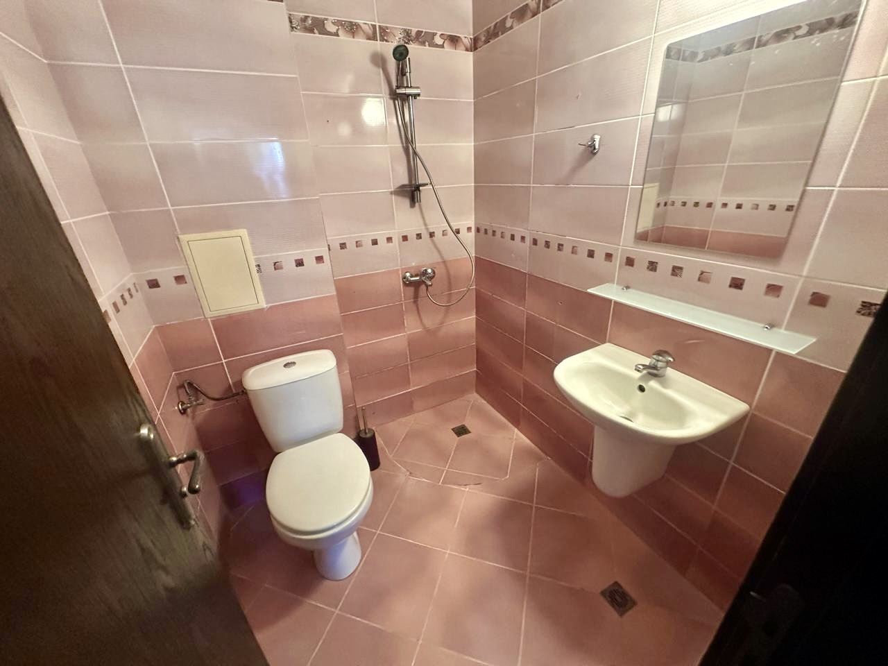 Prostorné studio v přízemí s velkou terasou a možností přeměny na byt s jednou ložnicí – bezpečí a komfort v Nessebaru