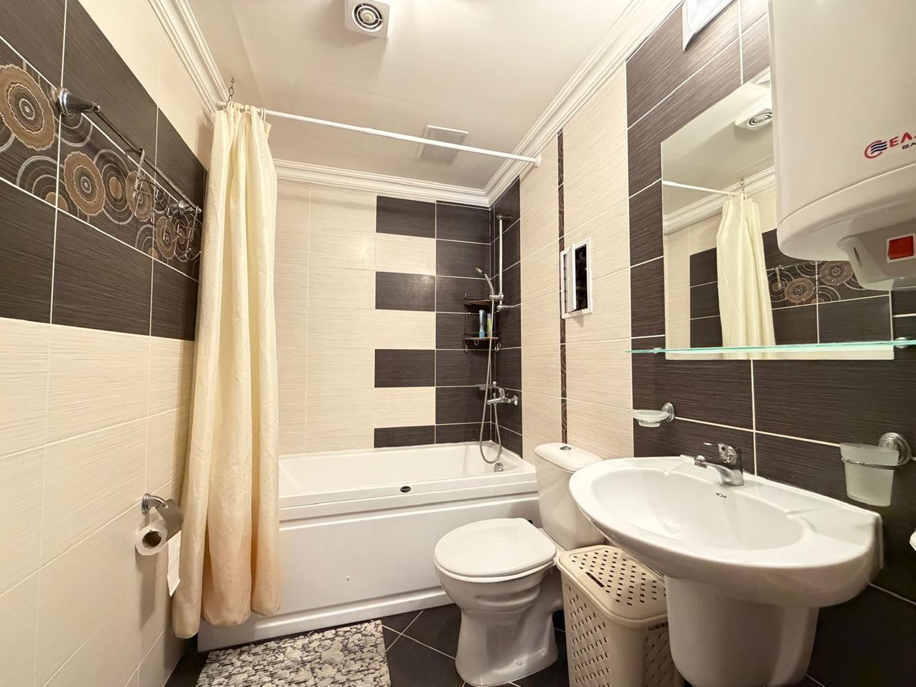 Komfortní dvoupokojový apartmán s přímým vstupem k bazénu – ideální pro bydlení i investici