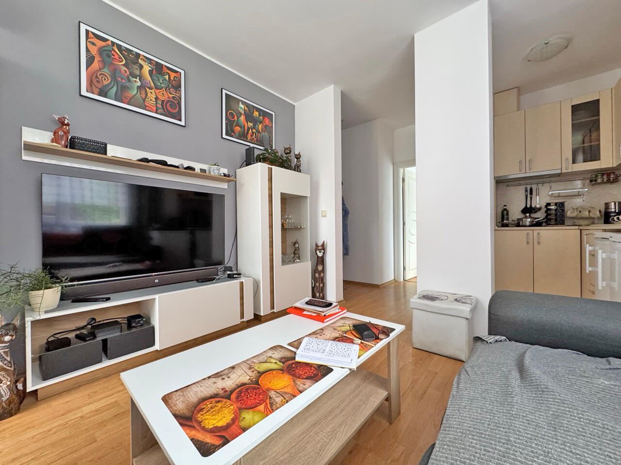 Luxusní apartmán s jednou ložnicí s výhledem na bazén v prestižním komplexu na Slunečném pobřeží