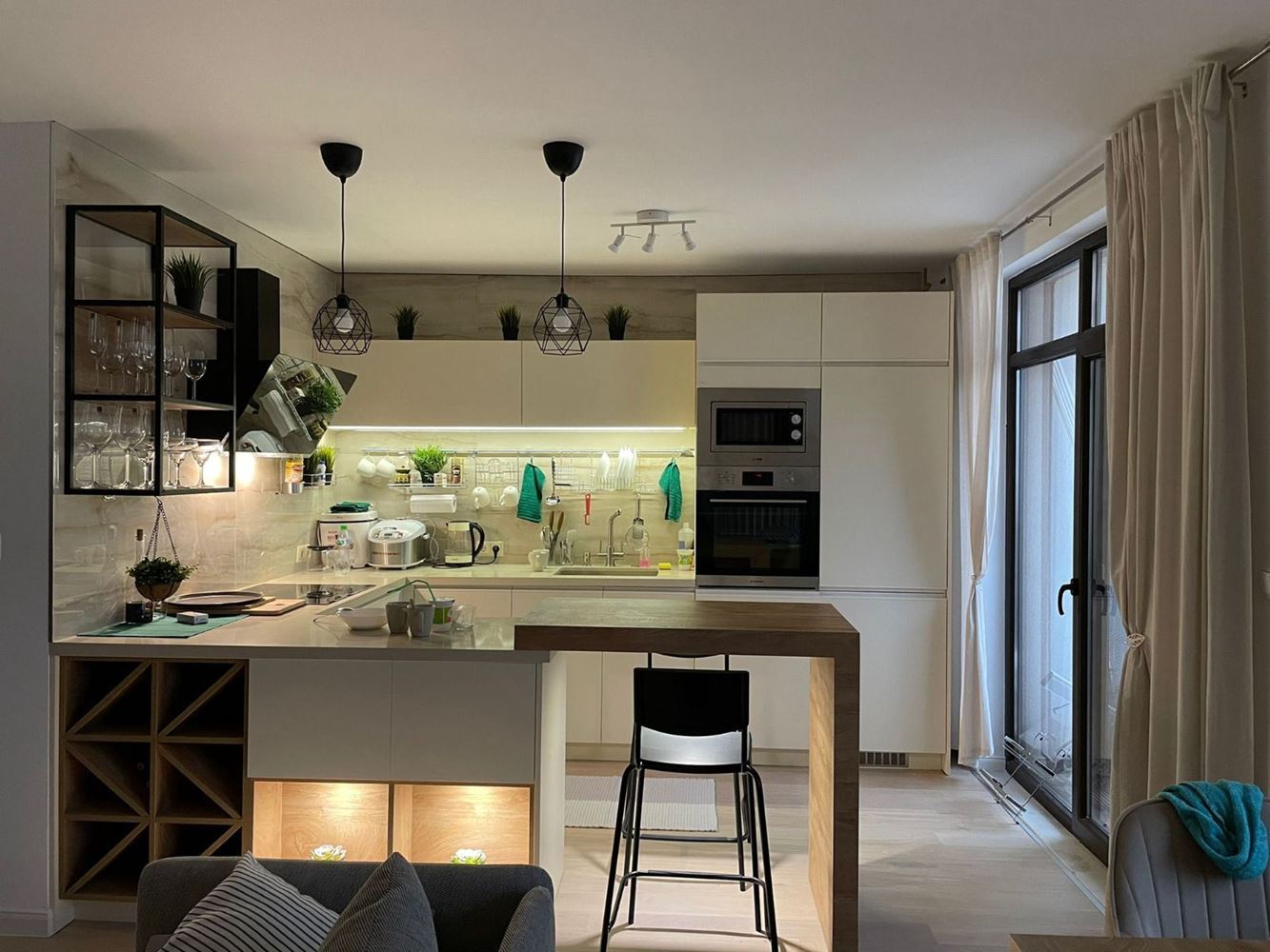 Prostorný pětipokojový apartmán s výhledem na moře v Pomorie – komfort, styl a funkčnost pro velkou rodinu