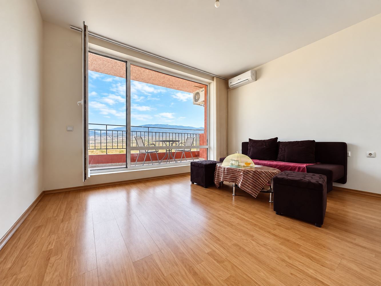 Světlé a prostorné panoramatické studio v oblíbeném komplexu ve Slunečném pobřeží