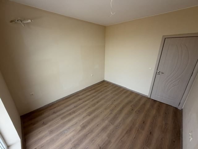 Nový apartmán s jednou ložnicí a prostorným balkonem v moderním komplexu v Ravdě