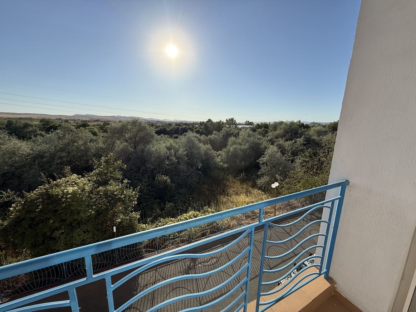 Byt s jednou ložnicí a terasou v Slunečném Pobřeží – komfort a celoroční bezpečí