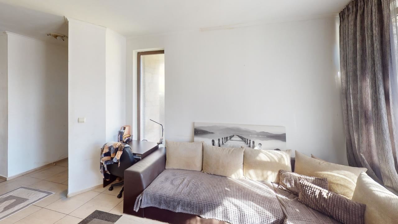 Krásný apartmán se dvěma ložnicemi a terasou ve Slunečném pobřeží