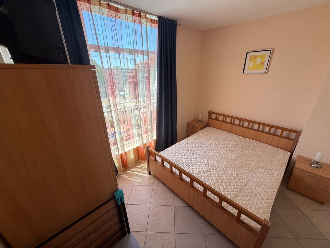 Prostorný apartmán s jednou ložnicí v prestižním uzavřeném komplexu blízko pláže na Slunečním pobřeží