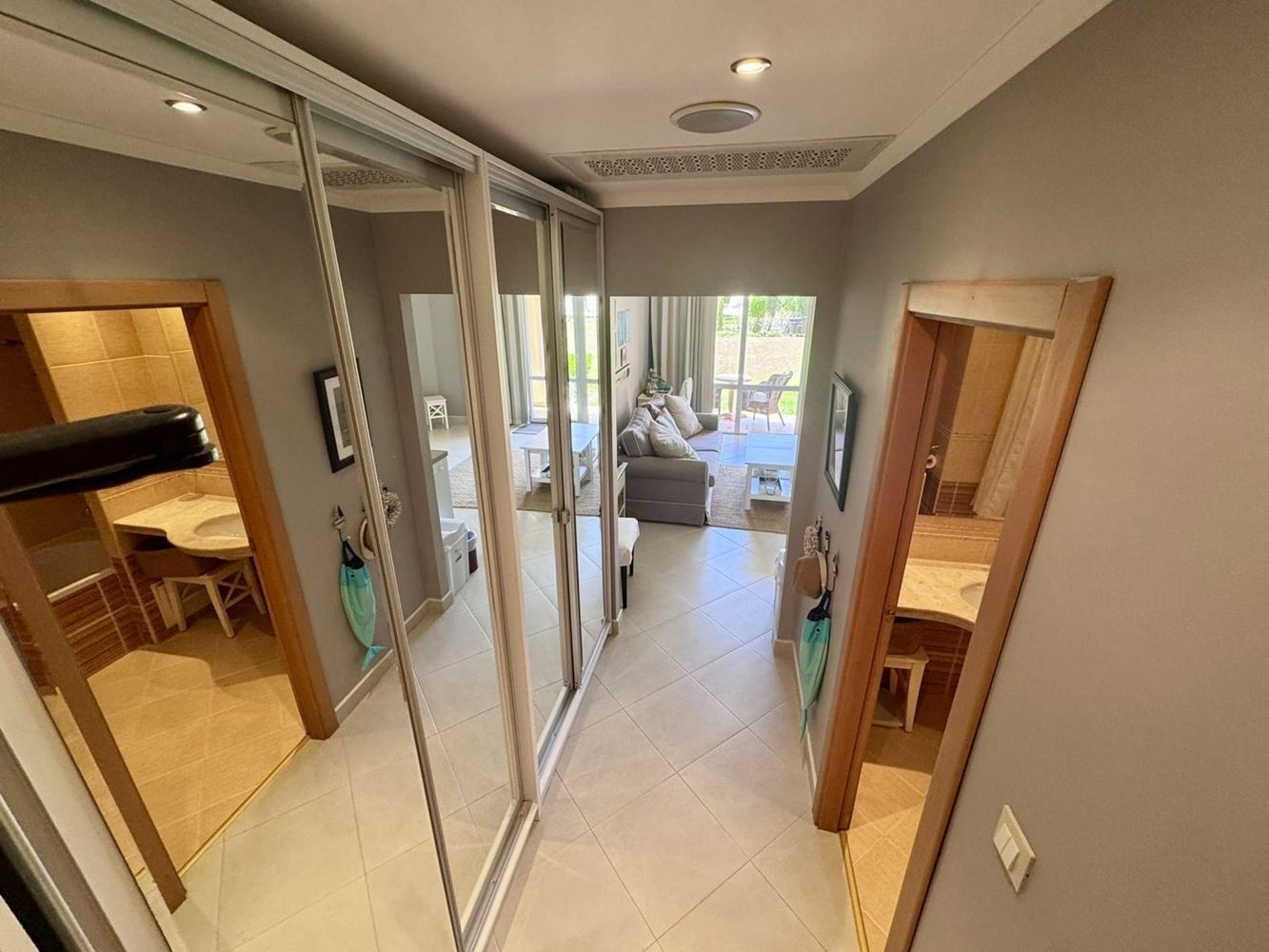 Luxusní byt s jednou ložnicí v prestižním komplexu na první linii – komfort, styl a nekonečné vybavení