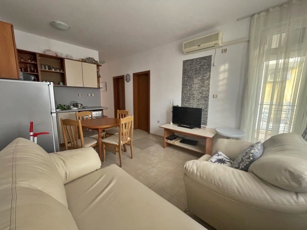 Plně zařízený třípokojový apartmán na Slunečném pobřeží – komfort, útulnost a bezpečná investice