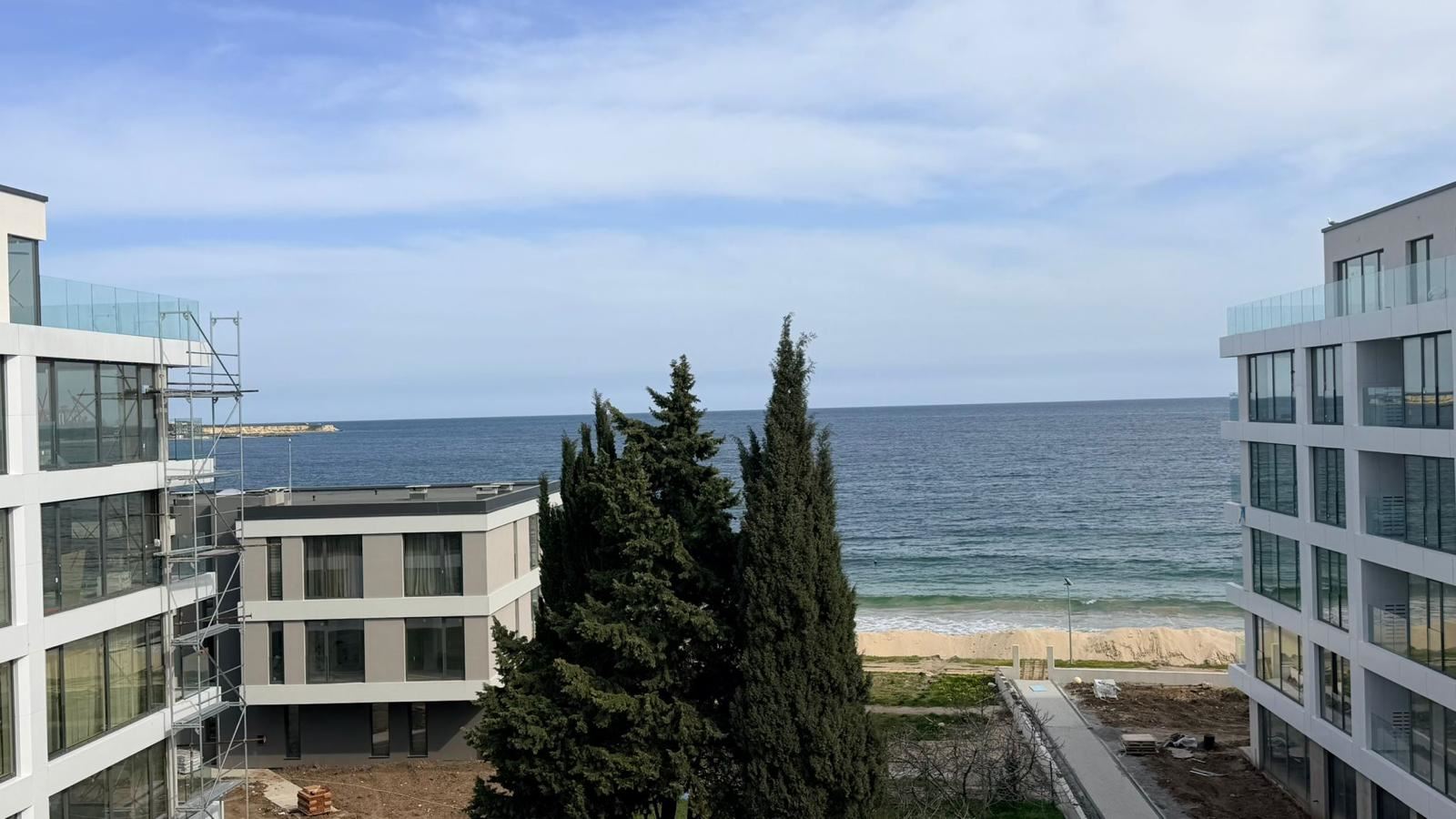 Prostorný 4pokojový apartmán s přímým panoramatickým výhledem na moře v luxusním komplexu na první linii v Ravdě
