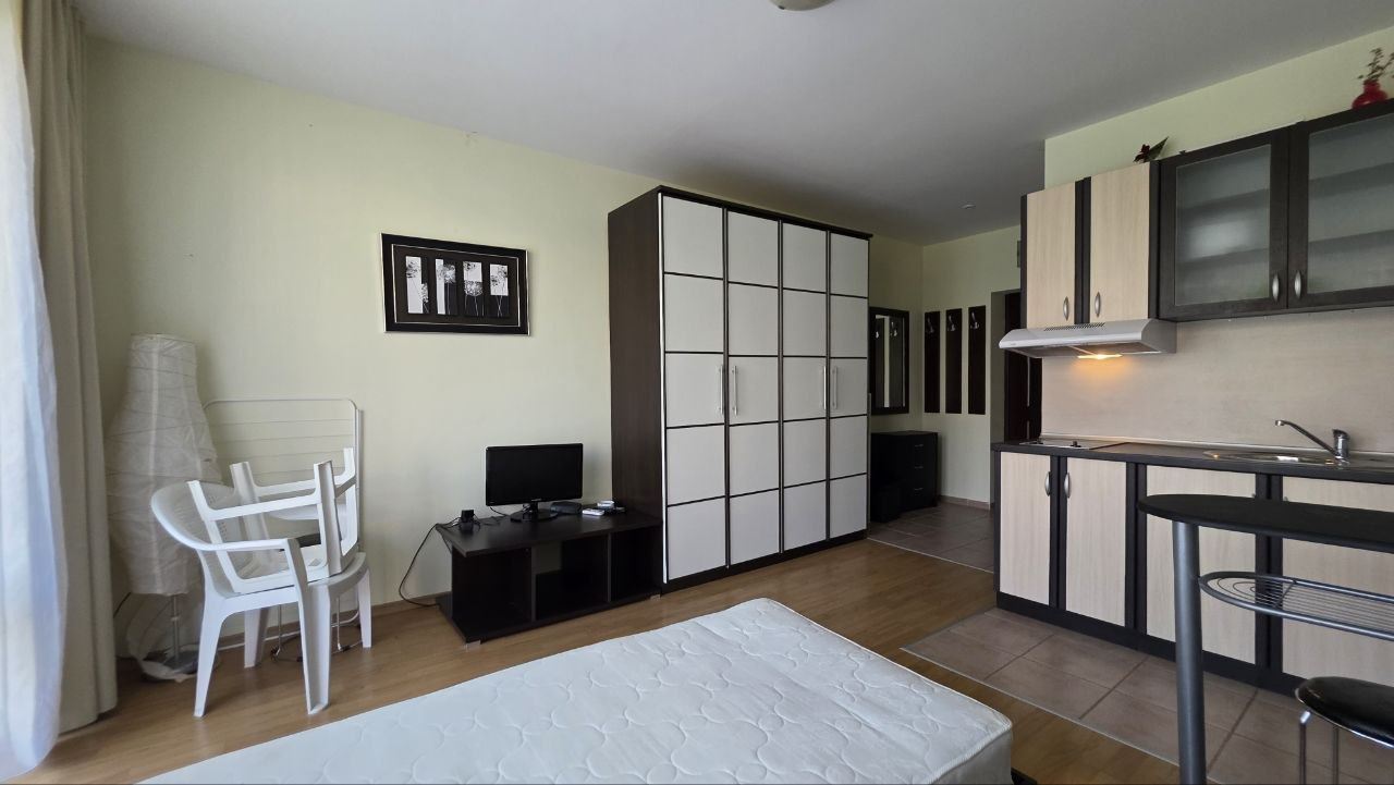 Praktické a útulné studio na Slunečném pobřeží – komfort a klid s výhledem na bazén