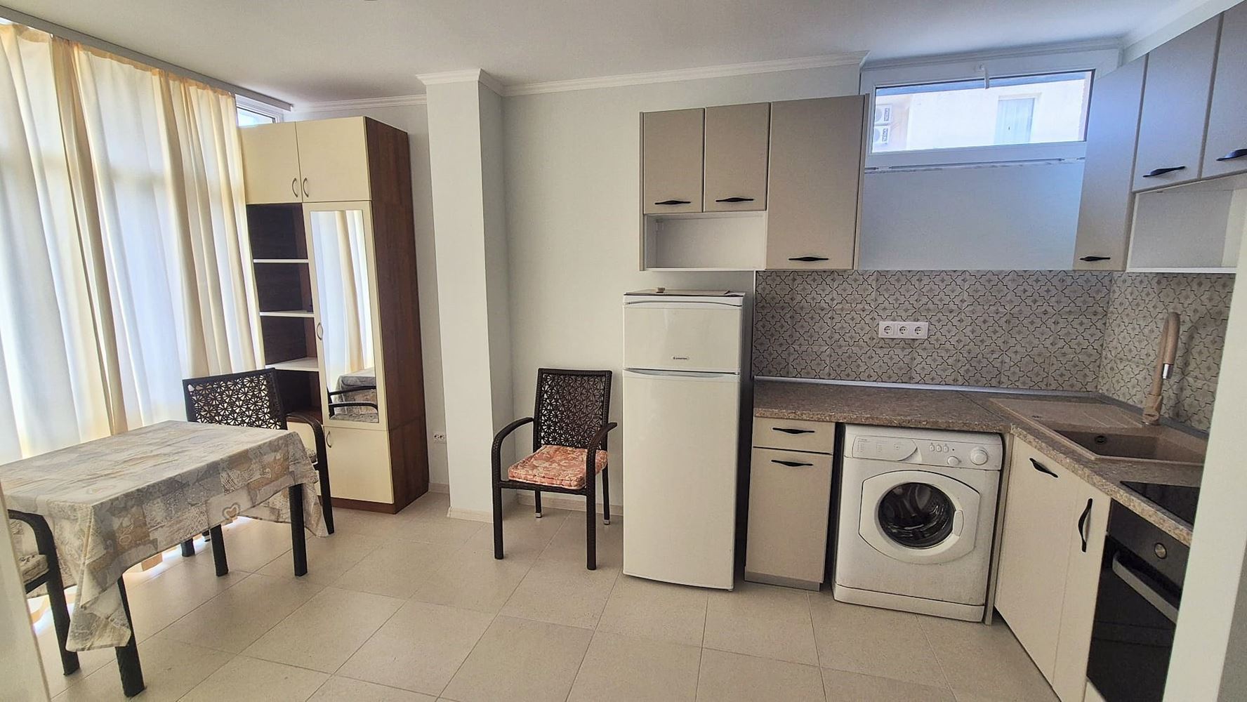 Stylový apartmán s jednou ložnicí a novým zařízením v oblasti Cocoa Beach – připravený k nastěhování
