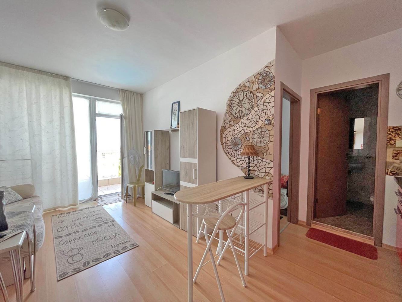 Apartmán s jednou ložnicí a výhledem na bazén v Slunečném pobřeží v komplexu s bohatou infrastrukturou