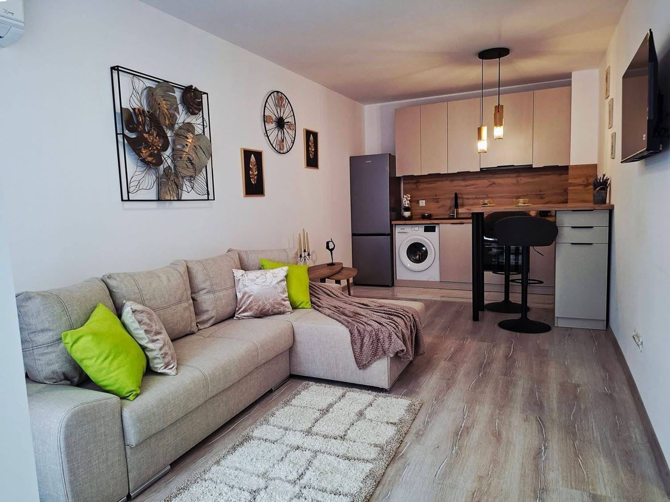 Stylový dvoupokojový apartmán s nízkým poplatkem za údržbu ve Slunečném pobřeží – komfort, bezpečí a skvělá investice u moře