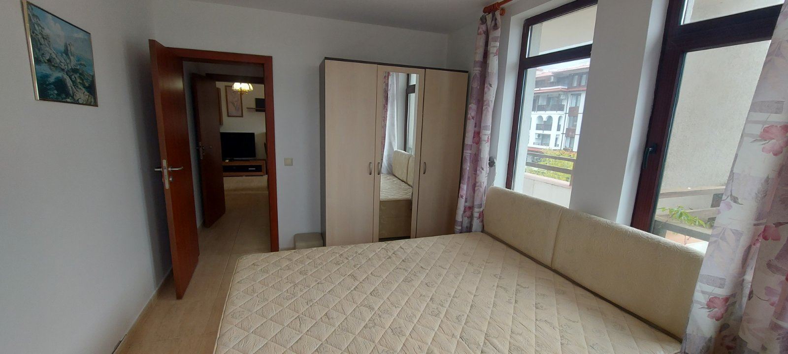 Prostorný apartmán s výhledem na moře ve Sveti Vlas – komfort, zeleň a prestižní lokalita
