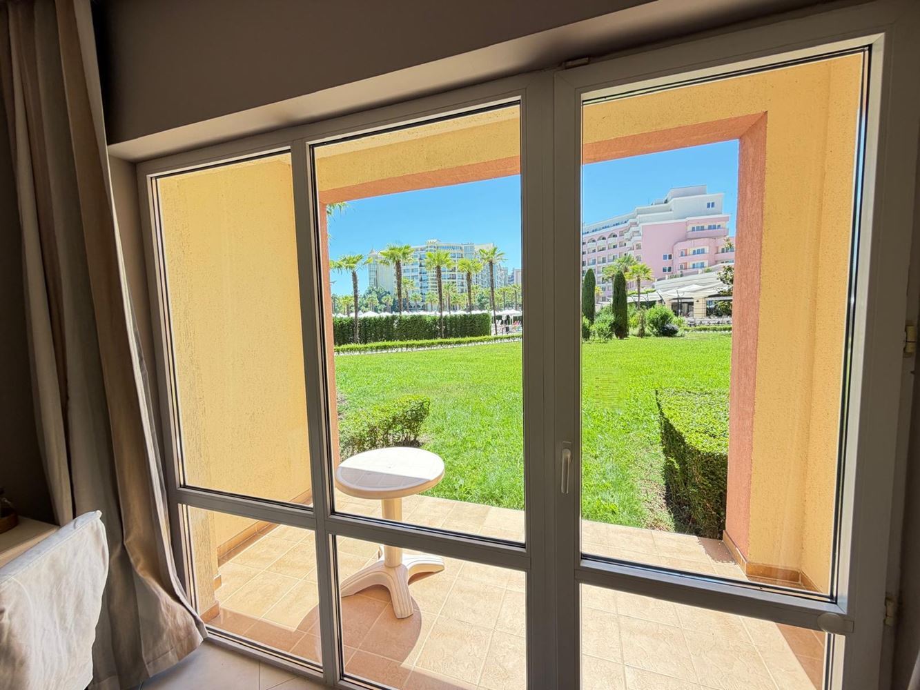 Apartmán s jednou ložnicí s přímým vstupem k bazénu v Sunny Beach – luxus, prostornost a prvotřídní vybavení