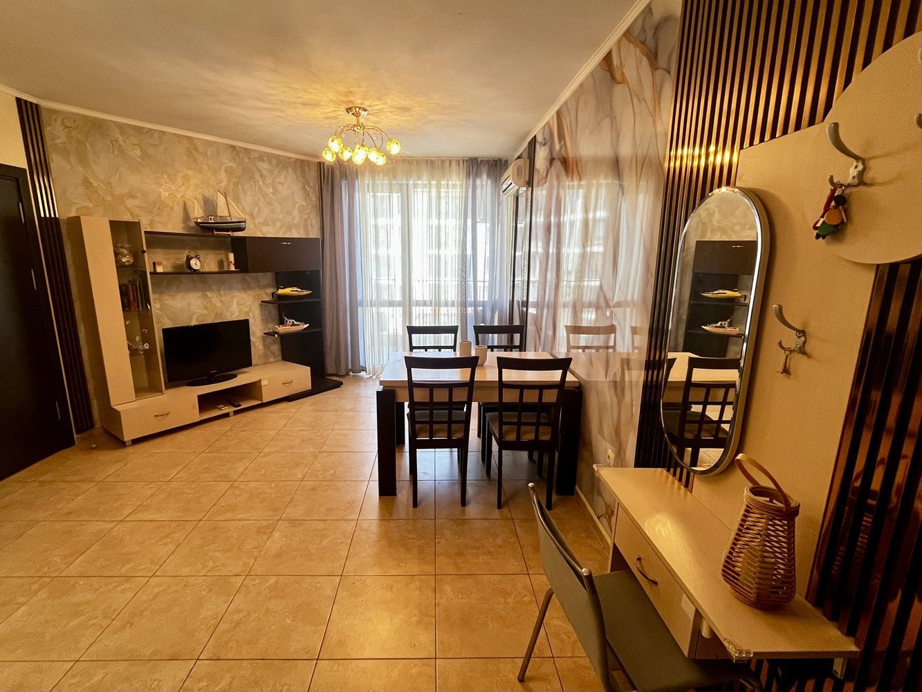 Prostorný apartmán se dvěma ložnicemi v Nesebaru – kompletně zařízený a připravený k nastěhování