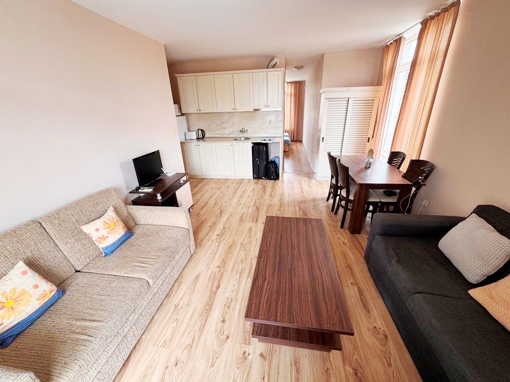 Dvoupokojový apartmán s výhledem na bazén v prestižním komplexu ve Slunečném pobřeží