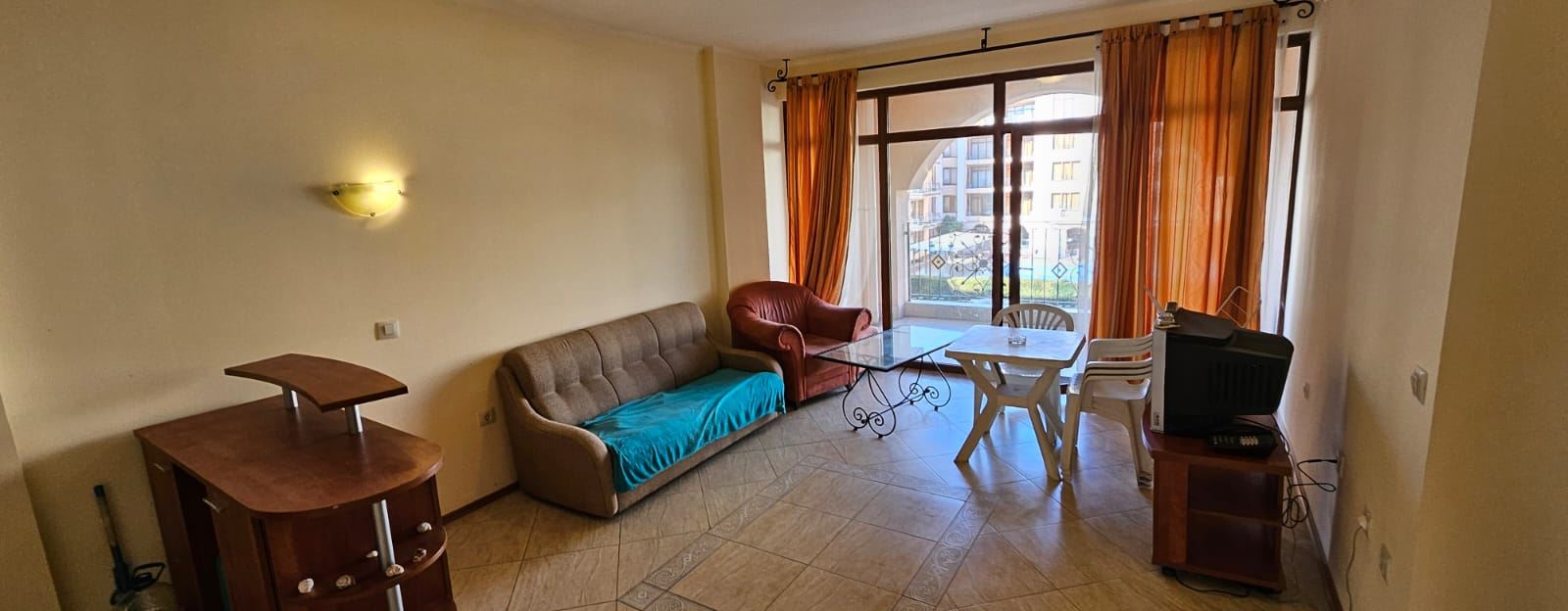 Prostorný apartmán s jednou ložnicí s výhledem na bazén – zařízený, s Aktem 16 a připravený k nastěhování