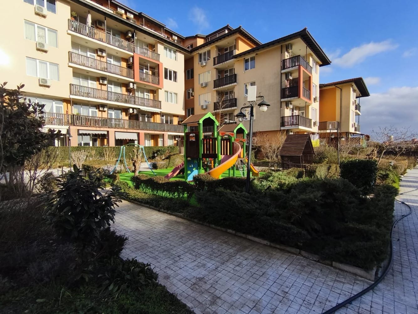 Prostorný apartmán s jednou ložnicí v Aheloy – připravený k nastěhování, jen pár kroků od moře