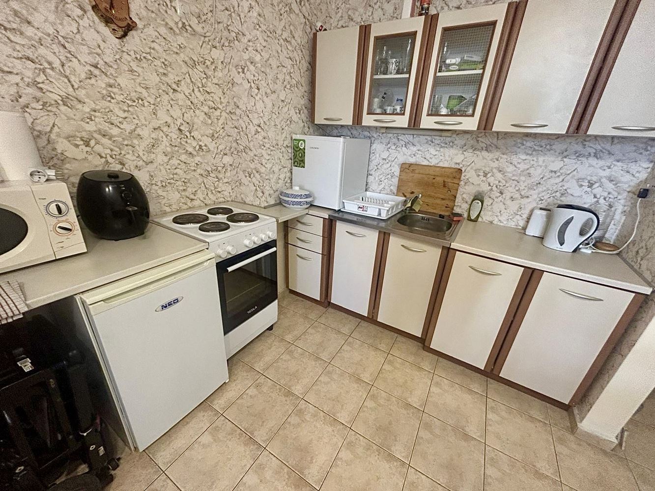 Prostorný apartmán s jednou ložnicí a výhledem do zeleně v Nesebaru – připravený k nastěhování