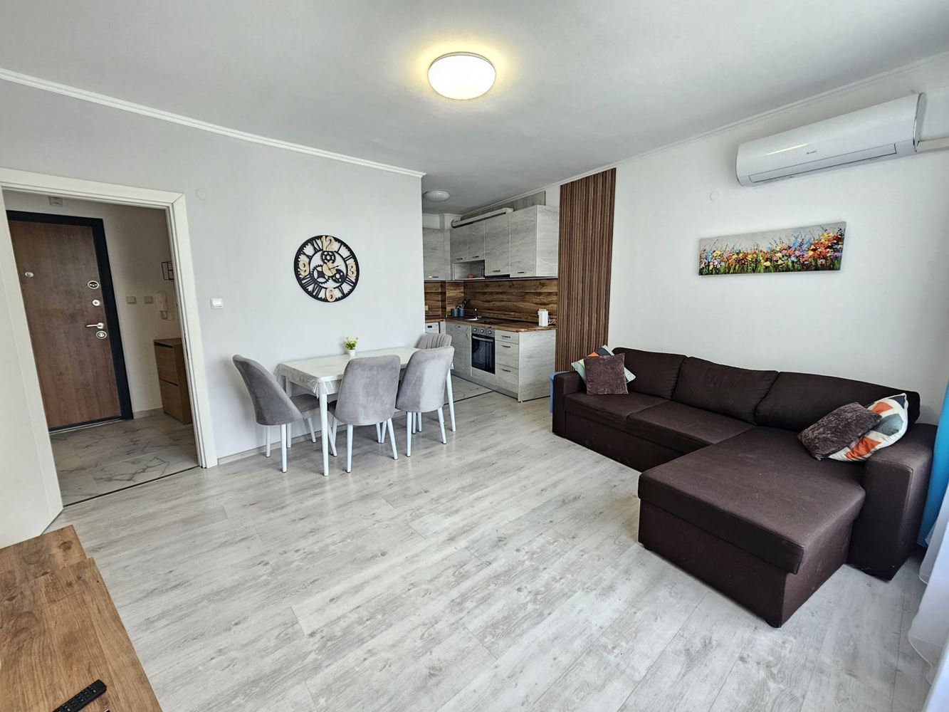 Pouhých 100 metrů od moře! Prostorný apartmán s jednou ložnicí s výhledem na bazén v jednom z nejžádanějších komplexů na Slunečném pobřeží