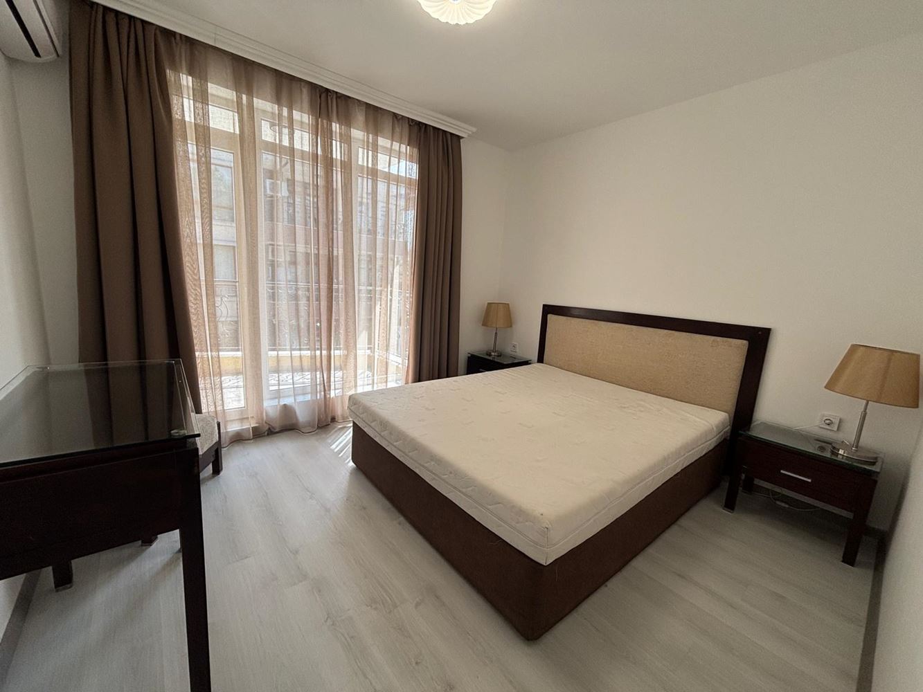 Prostorný apartmán s jednou ložnicí v Ravdě, 200 m od pláže – bez poplatku za údržbu a připravený k nastěhování