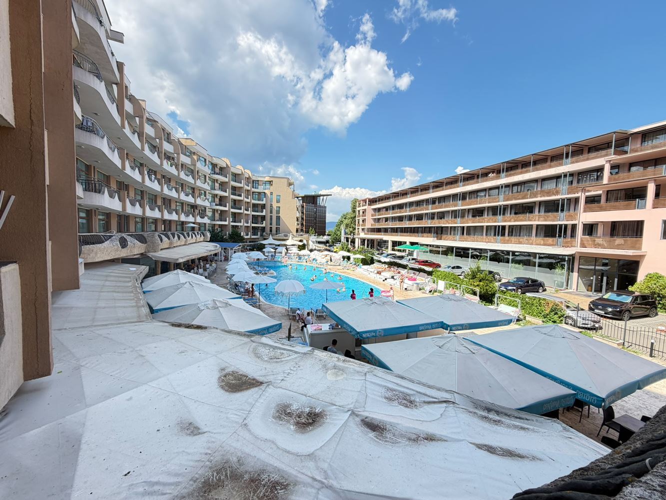 Prostorný apartmán s jednou ložnicí a velkou terasou v jižní části Slunečného pobřeží – vynikající investice u moře