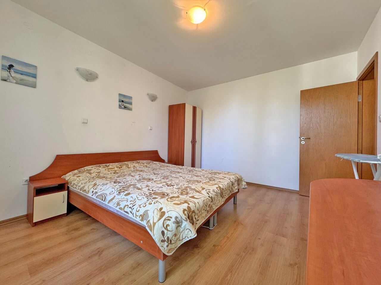 Zařízený apartmán s výhledem na bazén v klidné zelené oblasti Slunečného pobřeží