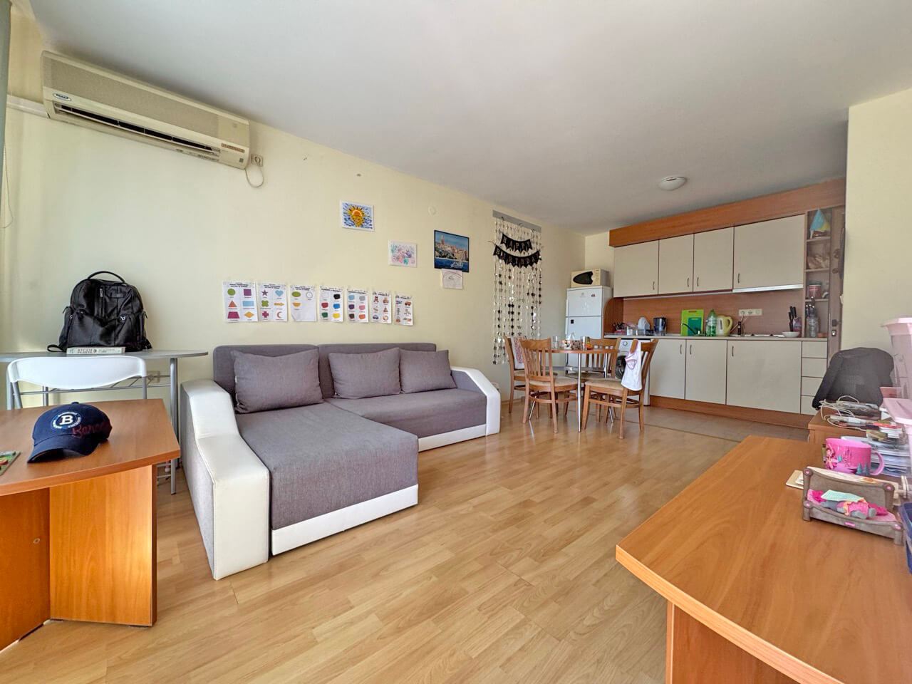 Apartmán se dvěma ložnicemi ve Slunečném pobřeží – vynikající lokalita u moře, komfort a plná připravenost k nastěhování