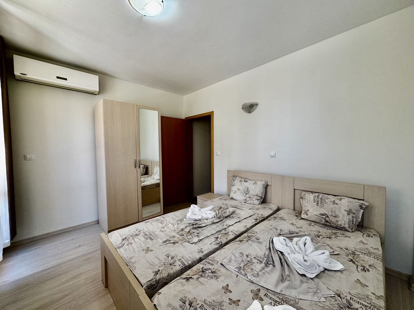 Objevte svůj nový domov u moře - apartmán se dvěma ložnicemi v centrální části Slunečného pobřeží