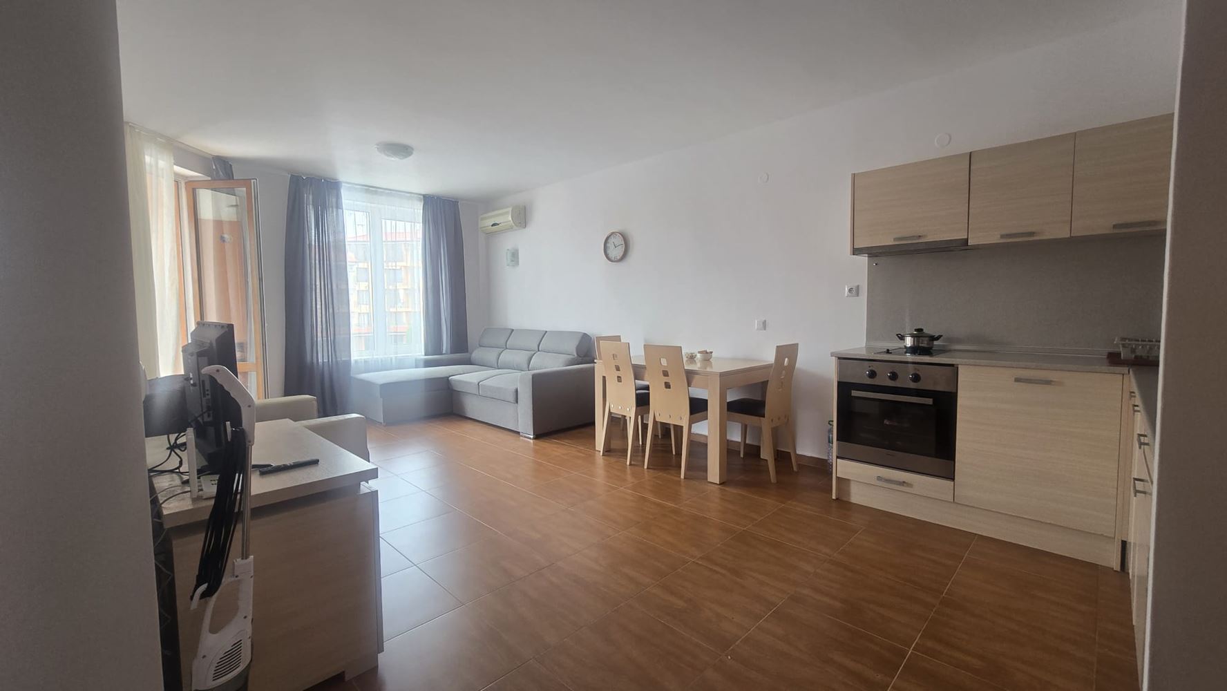 Dvoupokojový apartmán s výhledem na bazén v Svatém Vlasu – jen pár metrů od moře