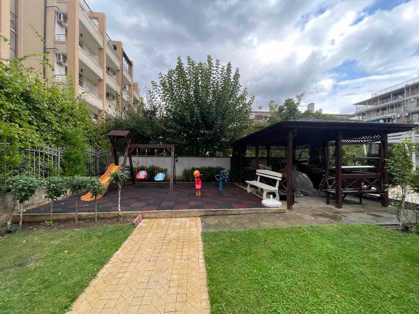 Útulný apartmán s jednou ložnicí a výhledem na bazén v klidném komplexu ve Slunečném pobřeží