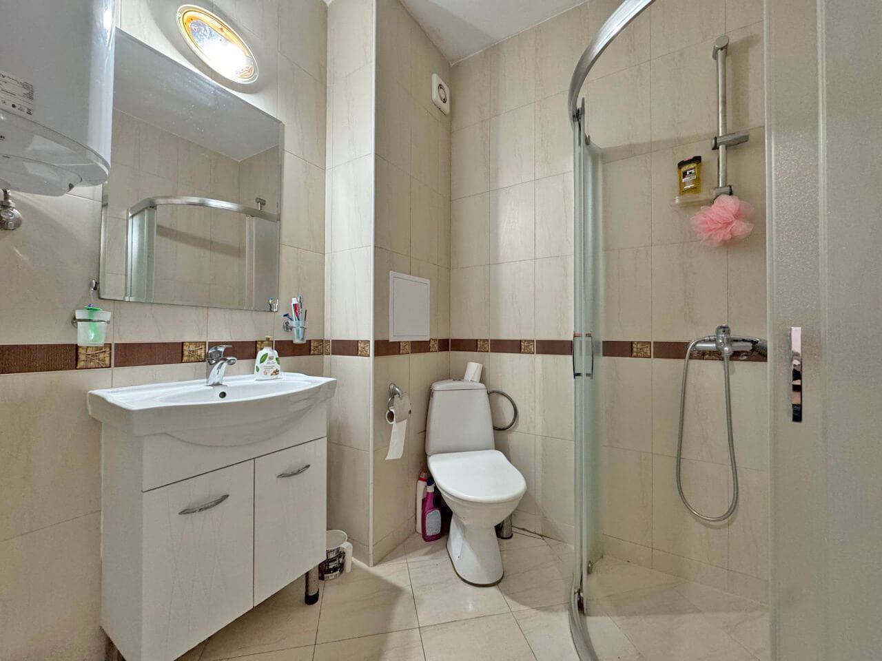Stylový apartmán s jednou ložnicí s výhledem na bazén v letovisku Slunečné pobřeží