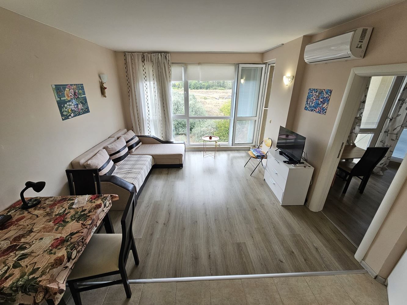 Apartmán s jednou ložnicí uprostřed zeleně v komplexu s bazénem a dětským hřištěm