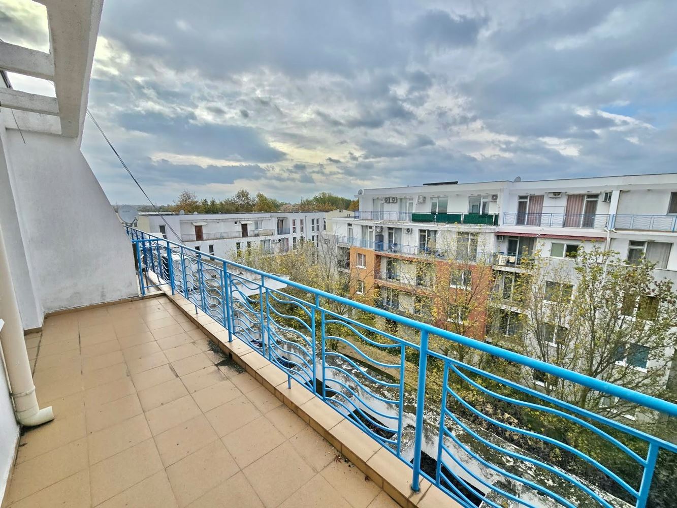 Prostorný mezonetový byt se dvěma ložnicemi a třemi balkony ve Slunečném pobřeží – Akt 16, domácí tarif elektřiny a výhled na bazén
