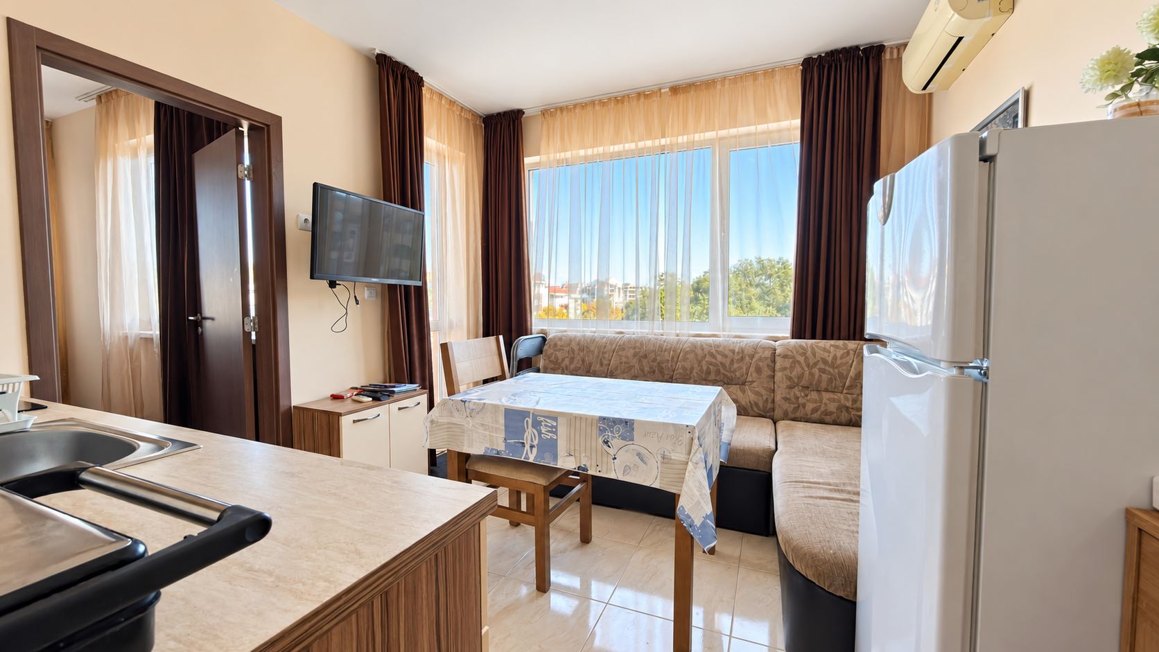 Útulný menší apartmán s jednou ložnicí v komplexu s bazénem a nepřetržitou ostrahou