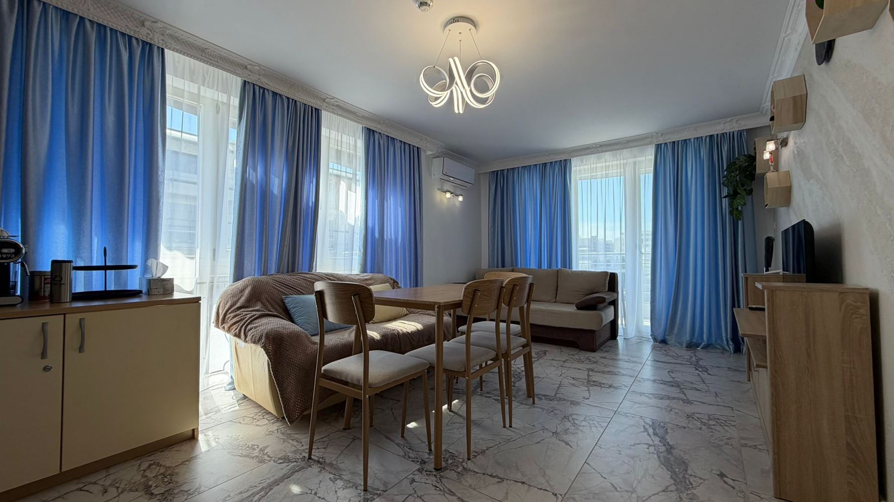 Prostorný dvoupokojový apartmán 300 m od moře ve Slunečném pobřeží – komfort, bezpečí a skvělá investice