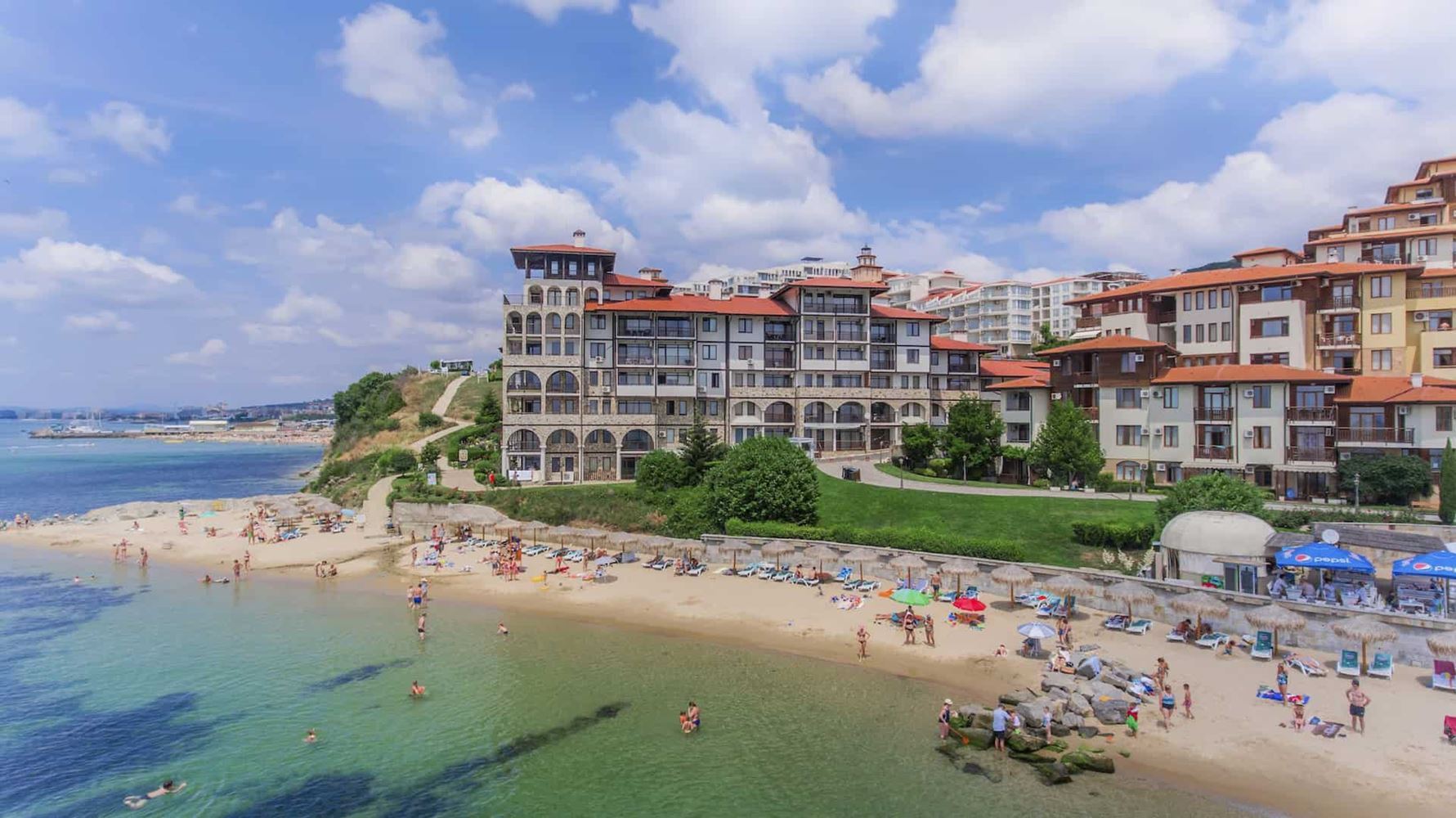 Luxus a klid v první linii u moře ve Sveti Vlas – prostorný apartmán s jednou ložnicí a výhledem na bazén