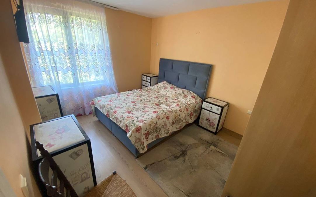 Apartmán se dvěma ložnicemi 50 metrů od pláže v Ravdě – moderní budova, komfort a vynikající poloha