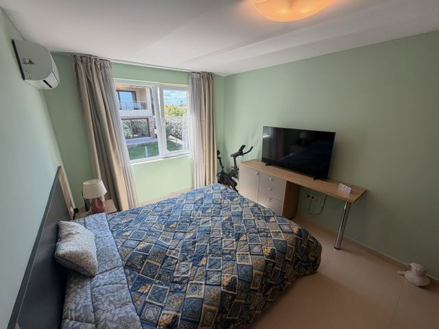 Prostorný apartmán se 2 ložnicemi v první linii u moře s čelním panoramatickým výhledem na moře