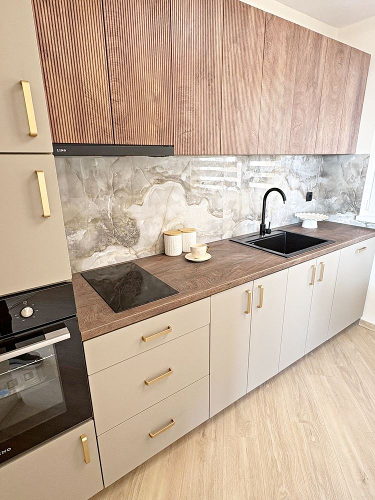 Dvě nezávislé bytové jednotky s výhledem na moře v centru Sveti Vlas – designový interiér a vlastní parkovací místo