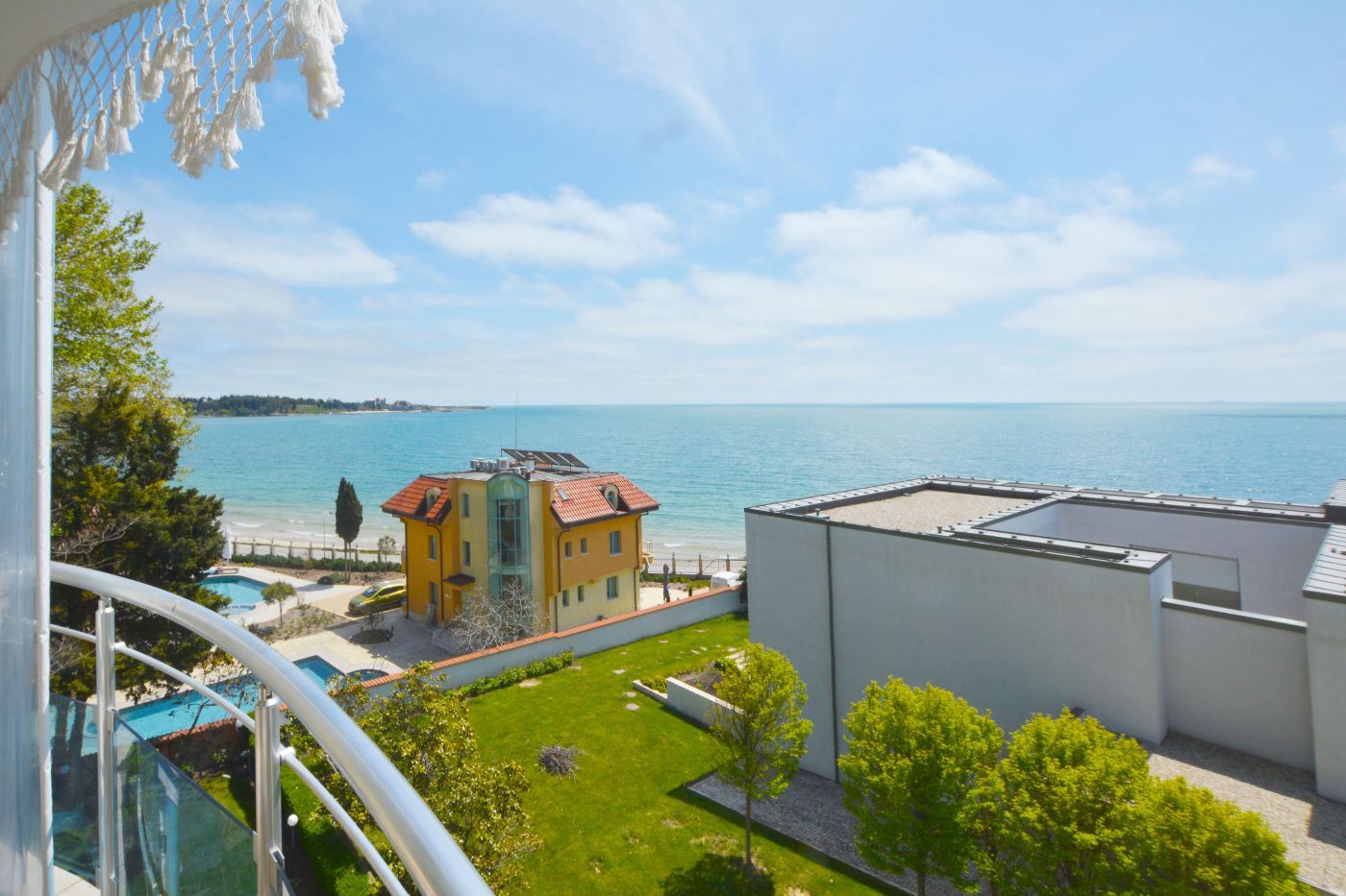Luxusní třípokojový apartmán s výhledem na moře na první linii v Ravdě – 114 m², dvě terasy a maximální komfort