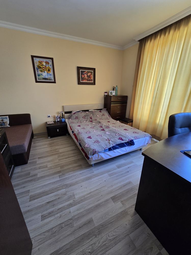Apartmán s jednou ložnicí ve Sveti Vlas s přímým přístupem k bazénu – klidné místo pro bydlení a odpočinek