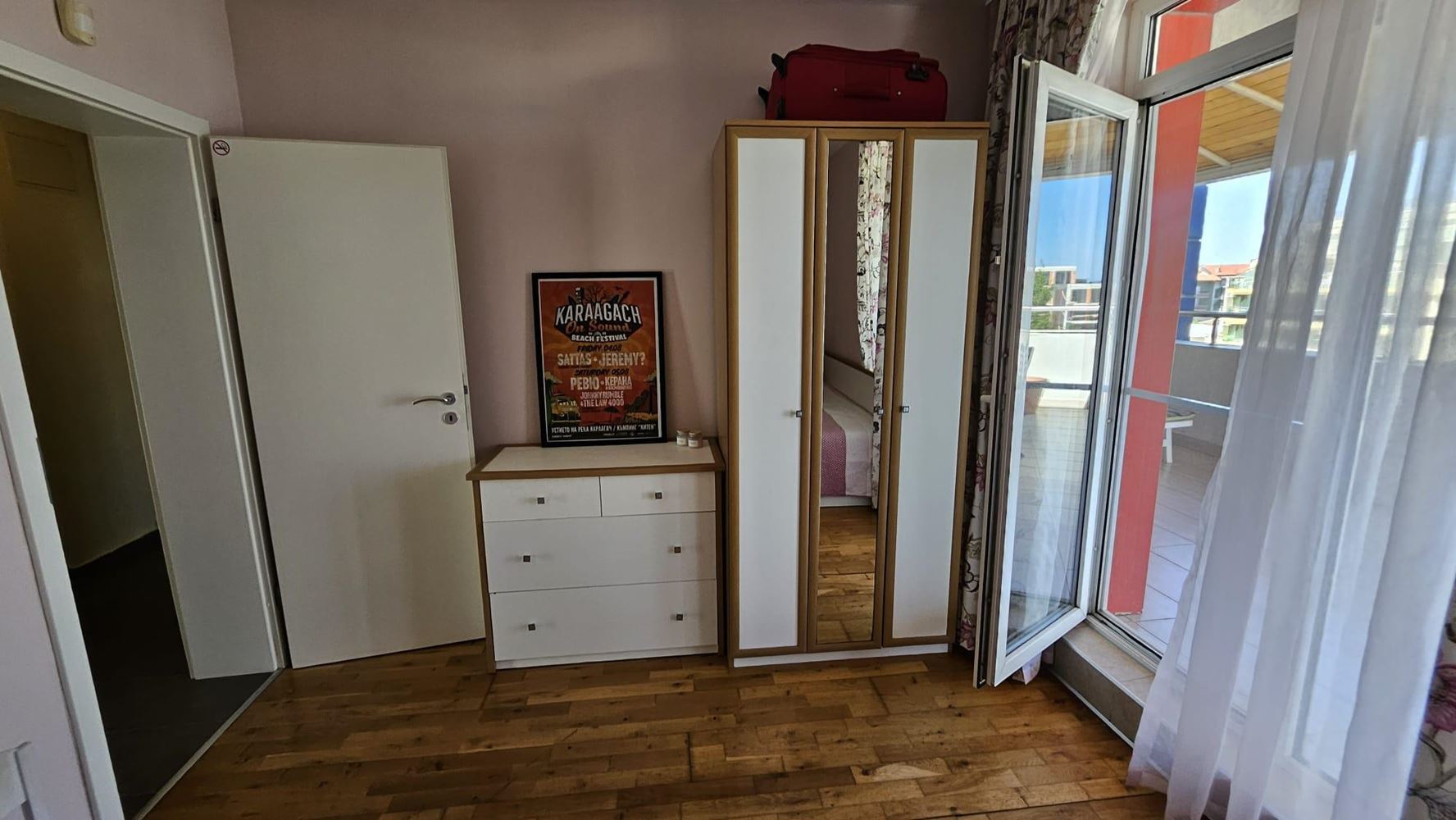 Apartmán se dvěma ložnicemi v první linii u moře v Kitenu s panoramatickým výhledem na moře a působivými terasami