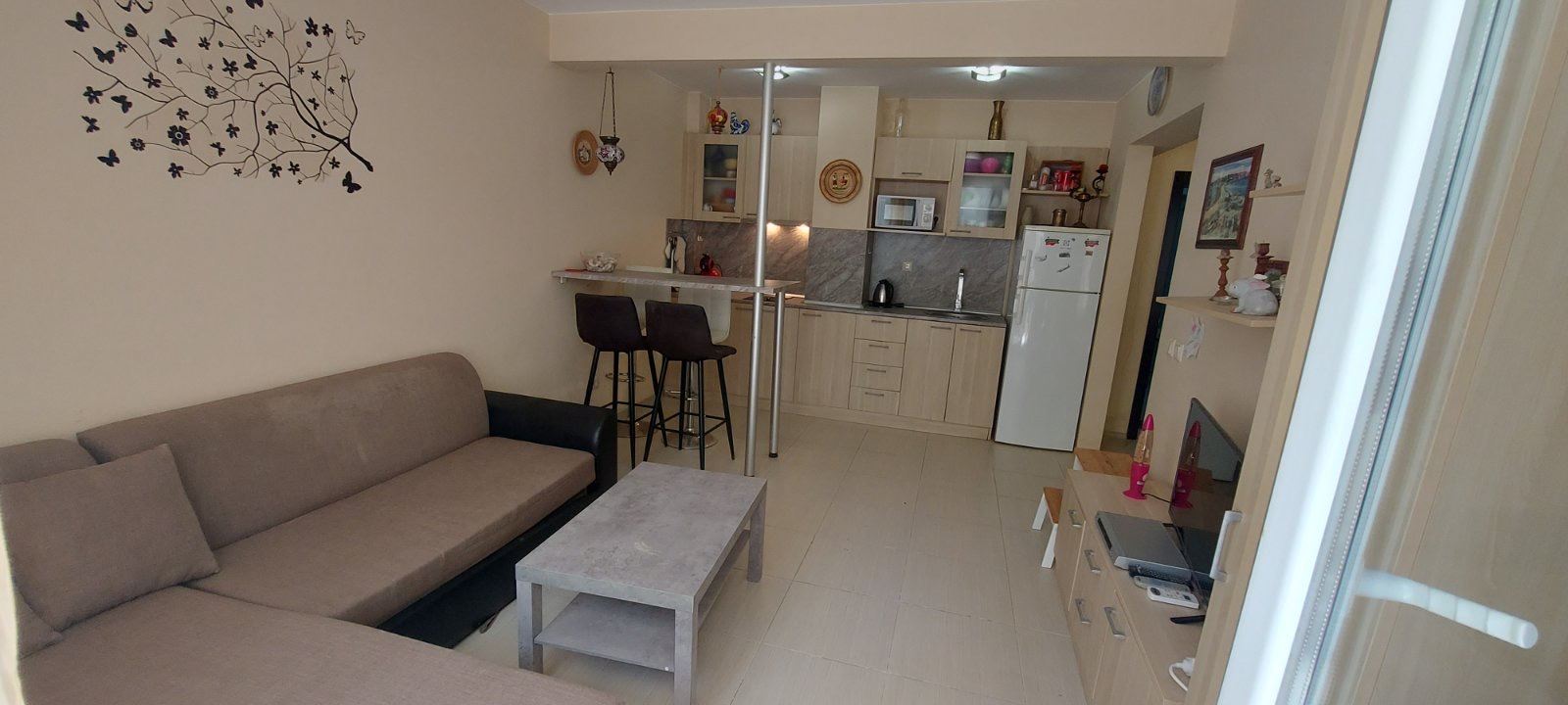 Útulný apartmán u moře s prostornou terasou a nízkým poplatkem za údržbu mezi Slunečným pobřežím a Sveti Vlas