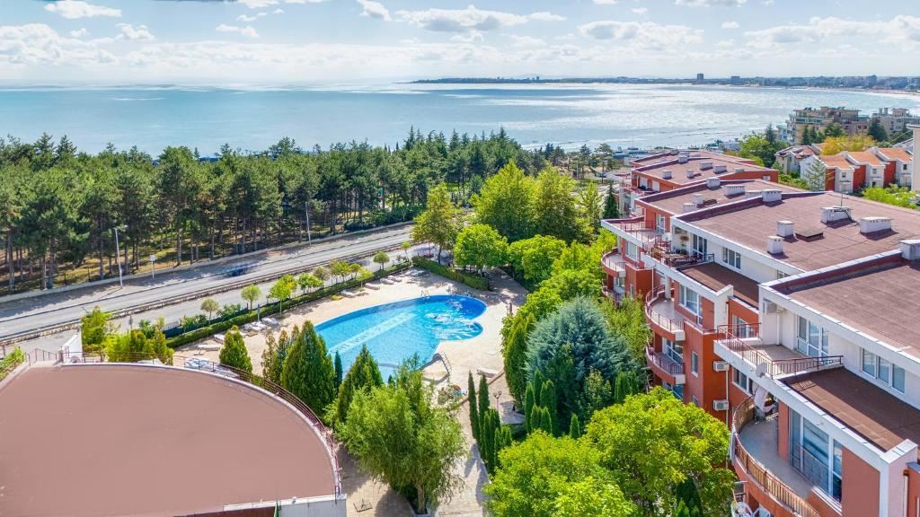 Apartmán se dvěma ložnicemi ve Slunečném pobřeží – vynikající lokalita u moře, komfort a plná připravenost k nastěhování